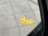 【ブラインドスポットモニター】走行中、ドアミラーの死角になりやすい箇所に後続車が接近するとサイドミラーのレンズに警告を表示!ドライバーに注意喚起をしてくれます。