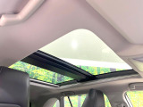 【サンルーフ】開放感たっぷりの希少装備、サンルーフが装着されています!車内に明かりを取り入れたり景色を楽しむ以外にも、車内の空気も簡単に換気できて快適です!
