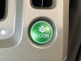 ECON モードをON にするとアクセルペダルの動きに対するエンジンの反応とエアコンの制御を切り換えることで、燃費のいい運転をするドライバーがペダルを踏んだ時と同じようにエンジンを制御します。