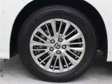 17インチアルミホイール(ハイパークロームメタリック塗装)が装着されています。タイヤサイズ225/60R17