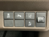 車がカーブの外側へ膨らんだり内側へ巻き込んだりする挙動を防止する横滑り防止装置、障害物センサー、万が一の時にあると心強いホンダセンシング機能-路外逸脱抑制機能・衝突軽減ブレーキ付きです!