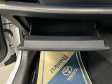 【グローブボックス 】車検証や取扱説明書などの書類を収納するスペースです(^^)