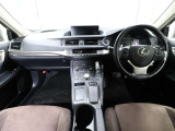 上質で落ち着いた印象のインパネ。視界も広々で運転しやすいです。