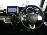 運転にかかわる様々な操作を安全に行えるように視点移動が少なく、操作性に配慮されたスイッチ類が凝縮されたコクピットです。