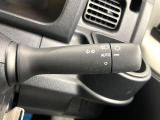 【オートライト】周りの明るさに応じて自動でヘッドライトの点灯・消灯ができる機能です!ライトの付け忘れ・消し忘れなどが無くなり、雨の日や夕方の走行も安心!トンネル通過時も便利ですね♪