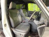 【合皮レザーシート】汚れのふき取りが容易でメンテナンスもが簡単な、機能性に優れる合成皮革を採用した上質なシートです。座り心地もよく、高級感あふれる心地良い車内空間を演出してくれます。