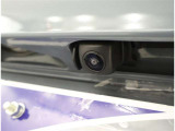 バックカメラが付いているので後方確認が非常にしやすいです。今や運転初心者も熟練者も必須装備!ついていて損はないですね♪
