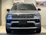 伝統のセブンスロットルグリルが一目でJeepと分かります。