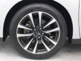 G's専用アルミホイール(ブラック塗装+切削光輝)が装着されています。タイヤサイズ235/50R19