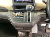 足元スッキリ、インパネシフトです。パーキングブレーキはフットブレーキタイプなので、運転席と助手席の間がスッキリしています。
