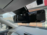 後方をカメラで映しだす機能が付いたスマートルームミラー!ルームミラーの下のレバーを変えるだけで、後席に大きな荷物が乗っていても、後方をカメラを確認できる便利機能!。