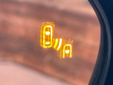 【ブラインドスポットモニター】走行中、ドアミラーの死角になりやすい箇所に後続車が接近するとサイドミラーのレンズに警告を表示!ドライバーに注意喚起をしてくれます。
