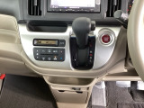 足元スッキリ、インパネシフトです。パーキングブレーキはフットブレーキタイプなので、運転席と助手席の間がスッキリしています。