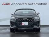 シングルフレームグリルはAudiの象徴的なデザイン要素であり、一目でAudiとわかるスタイル、大きくて迫力のある形状が車のスポーティな印象を強調しており、魅力的なデザインとなっています。