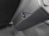 助手席側荷物フック。コンビニなどの買い物袋をサッとかけられて便利。