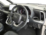 ドライバーを包み込むようなデザイン。運転していて安心感、高級感を感じられるコックピットです。
