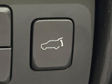 【パワーバックドア】スマートキーや運転席のボタンを押すだけでリアゲートが自動で開閉します!荷物を持っている時や、高い位置にあるバックドアを閉める際に便利な機能です♪