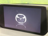 【マツダコネクト】車内の雰囲気にマッチした大型のディスプレイ。スマホ接続でのナビ使用やBluetooth再生等、様々な機能が楽しめます。直感的なダイヤル操作が可能で、使い勝手も良好です。