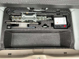 ラゲッジスペース下には車載工具を収納。