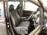 フロント広々、セパレートシートの運転席は、ハイトアジャスターが付いているので、快適にドライブができます。ハンドルはテレスコピック機能で、ハンドル位置を上・下・手前・奥に調節できます。