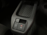 指先だけで簡単に操作が可能な電動パーキングを採用!ホールドスイッチを押すと信号待ちや渋滞時にブレーキペダルから足を離してもブレーキを保持!