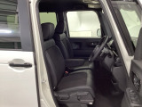 フィット感のあるシート。しっかりと支えてくれるので、長時間の運転を快適にサポートしてくれます。