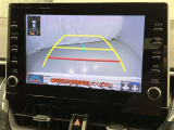 車庫入れなど後進運転時に死角をモニターで確認ができて安全です♪ ステアリング操作の参考になるガイド線も表示しますので車庫入れがニガテな方も安心ですネ!