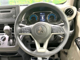 インテリアに合わせたデザインのステアリングは、運転される方のことも考え、運転しやすい形状、大きさです。是非一度、実際に触ってお確かめください。
