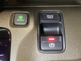 セレクトレバーの右に電子制御パーキングブレーキがあります。スイッチひとつで、停車した地点の傾斜などをシステムが検知・判断してブレーキ力を自動的に最適制御し、しっかり停車できるパーキングシステムです。