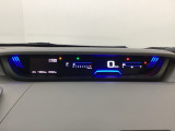 デジタル表示のスピードメーターとタコメーターを大きく配した見やすいメーター部になっています。左側のインフォメーション画面でオドメーターや燃費などの情報を確認できます。