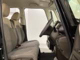 女性でも運転がしやすいように、シートの高さ調整機能(シートリフター)がついています。運転席と助手席の間が空いている為、助手席側への移動がスムーズです。交通量の多い道でも助手席側から乗り降りができます。