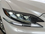【三眼LEDヘッドライト】スタイリッシュな見た目の三眼LEDヘッドライトを装備♪スタイルだけでなく、夜間の走行も視界良好で安心してお乗りいただけます。