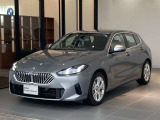コンパクトなボディサイズながら、BMWらしい存在感を備えたフロントビュー。スカイスクレイパー・グレーが上品な印象を演出します。