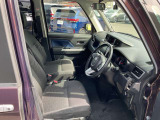◆前面ドア運転席◆ドアの開口が広く乗降ラクラク。シートの幅も広く運転していてもストレスを感じません。足元も広く快適なドライブを演出してくれます。