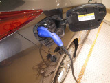 専用の充電コードを家庭用コンセントと車につなぐだけで充電スタート!(ご自宅の配線工事が必要な場合があります)