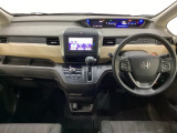 車内は光触媒抗菌消臭施工済です。インパネ周りはスタイリッシュなデザインで機能や装備も充実しています。グローブボックスやカップホルダーのほかにトレーなどたくさんの収納スペースが付いています。