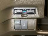 ハンドルの左下にはVSA(ABS+TCS+横滑り抑制)解除スイッチやETCがついています。高速道路の料金所の通過も楽々です。 カードの取り出しもしやすい場所についています。