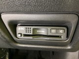 ハンドルの右下にETCがついています。高速道路の料金所の通過も楽々です!。 カードの取り出しもしやすい場所についています。