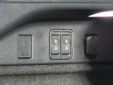 【ステアリングスイッチ】ハンドルを握ったままで各種装備の設定・オーディオの操作が可能。この快適さ、やめられません!