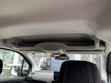 運転席上部にもスペースがございます