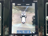 【360&deg;ビューカメラ】4台の高解像度カメラで360度の鳥瞰図を表示。隣の車や壁、死角にある障害物などを画面で確認できるため、狭いスペースでの駐車・出入りも安心です。
