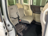 後席をはね上げれば、「もうひとつの荷室」が生まれます。