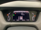 デジタル表示のスピードメーターとタコメーター、燃費やオドメーターなどの表示の他に、ホンダセンシング機能などの表示もできる多機能なマルチインフォメーション・ディスプレイです。
