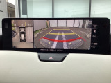 狭い場所での駐車やすれ違いなどでより的確な運転操作に役立つ360&deg;ビューモニターが装備されています。