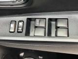 パワーウィンドのスイッチです。運転席に座りながら、助手席や後席の窓を開け閉めできるので大変便利ですよ。