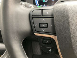 運転中、オーディオの操作をしてて、ハッとしたことはありませんか?ステアリングスイッチは、運転中でもハンドルでオーディオの操作が可能です。安全なドライブをサポートします。