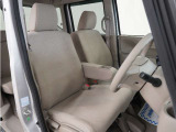 運転席のスペースはゆったりしていて、視界も広く確保されているので普段の運転からロングドライブまで快適です。