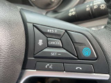 プロパイロットスイッチをONにして走行スピードを設定するだけで、ステアリングを自動制御で車線中央走行をキープ。車間距離をキープ。急な割り込みにもブレーキ操作なしでスピードをコントロール。
