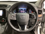 ハンドルにHondaセンシング系のクルーズコントロールやレーンキープアシストなどのスイッチと、オーディオの操作スイッチが装備されています。ハンドルから手を離さず安全に操作できます。