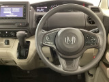 【ハンドル】運転にかかわる様々な操作を安全に行えるように視点移動が少なく操作性に配慮されたスイッチ類が凝縮されたコックピットです。